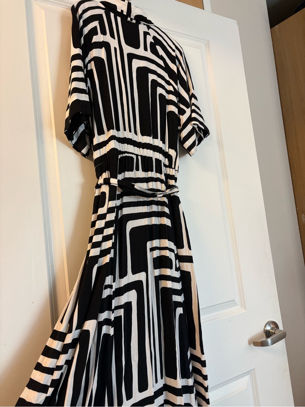 H&M Black & White Geometric Maxi Shirt Dress with Tie Waist - Picture 2 of 4